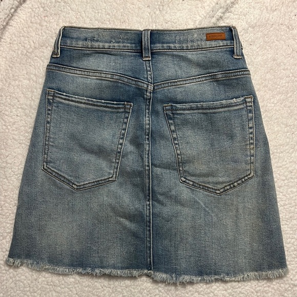 Sneak peek denim skirt - Picture 4 of 5